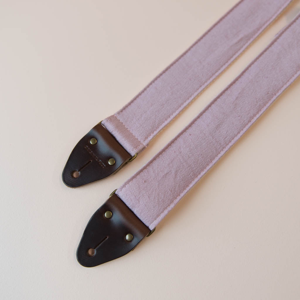 Light pink silk vintage guitar strap made by Original Fuzz. 