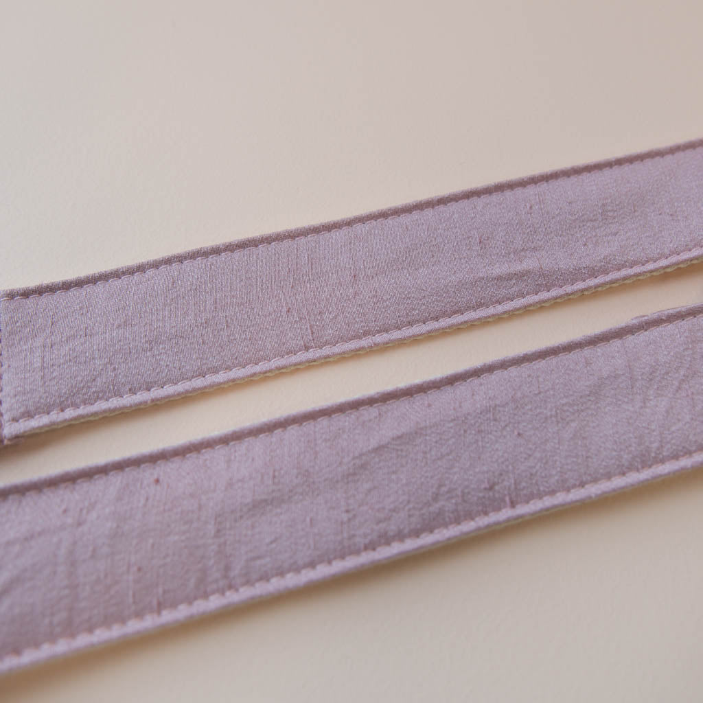 Light pink silk vintage guitar strap made by Original Fuzz. 