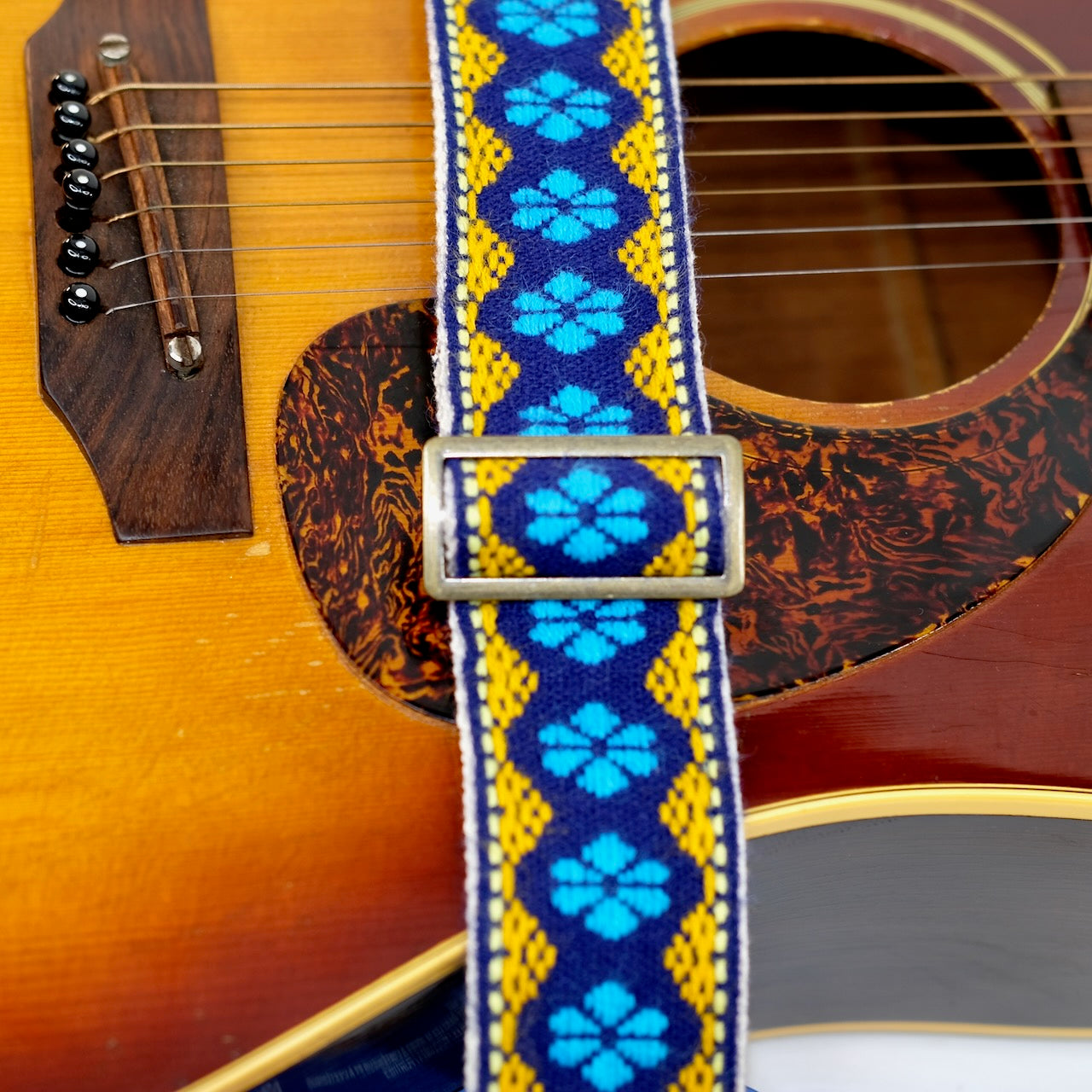 Vintage Guitar Strap in Varsity Street